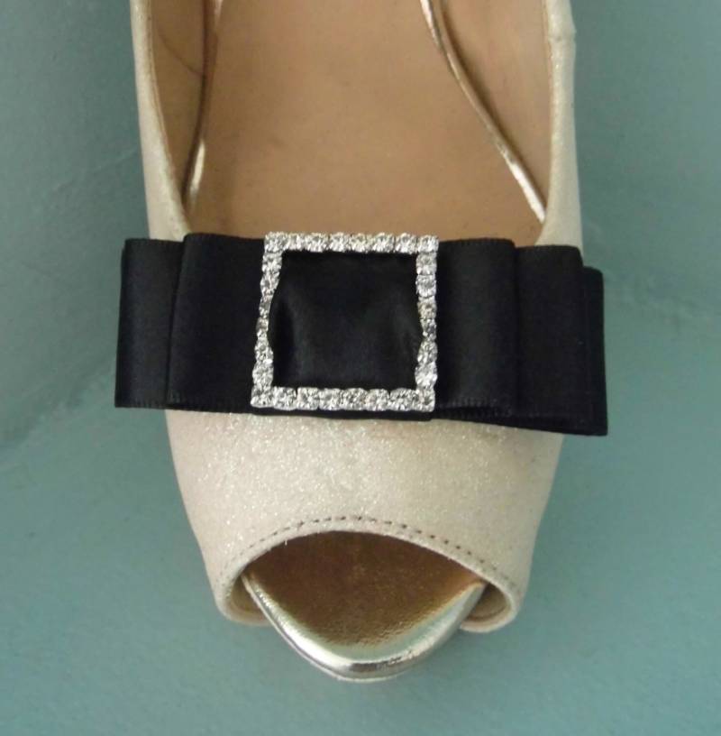 Handgefertigte Schwarze Triple Bow Schuhclips Mit Diamante Buckle Center Handgefertigte Schwarze Triple Bow Schuhclips Mit Diamante Buckle Center von TwinkleToesShoeClips