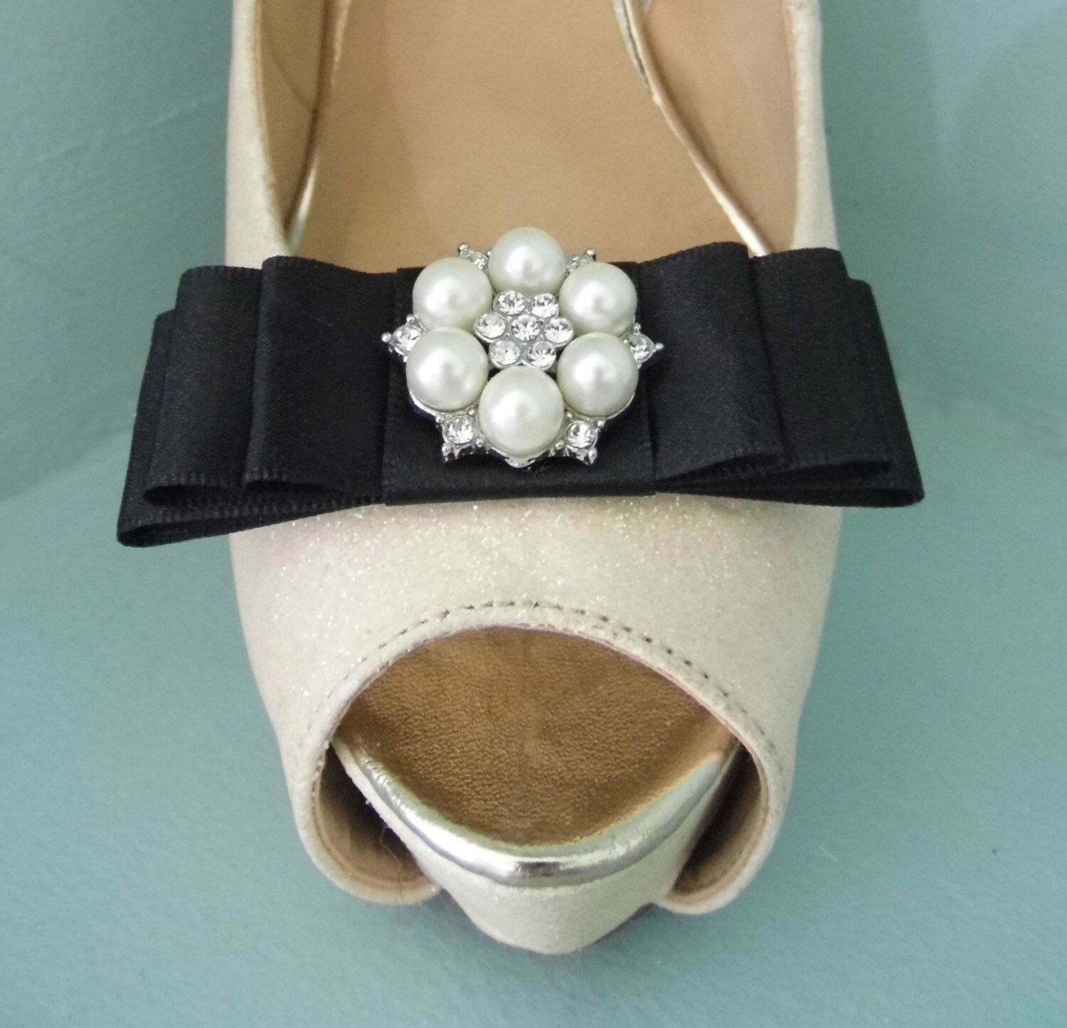 Handgefertigte Schwarze Triple Bow Schuhclips Mit Großer Perle, Diamante Und Silberzierzentrum Handgefertigte Schwarze Triple Bow Schuhclips Mit Großer Perle, Diamante Und Silberzierzentrum von TwinkleToesShoeClips