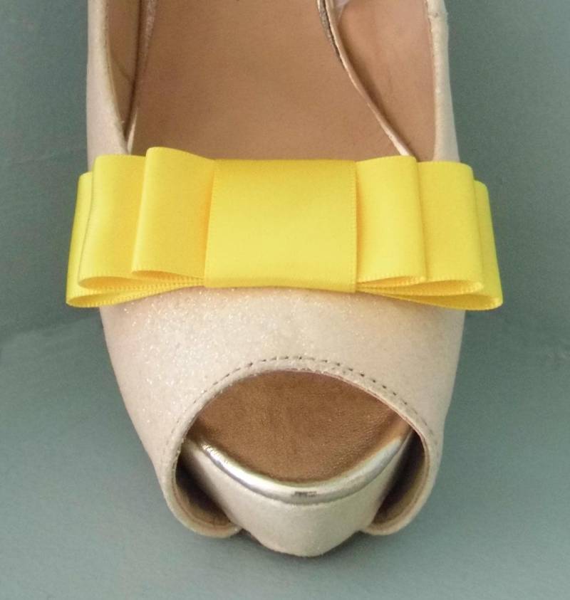 Handgefertigte Sonnengelbe Schuhclips Aus Satin Mit Drei Schleifen - Andere Farben Auf Anfrage Handgefertigte Sonnengelbe Schuhclips Aus Satin Mit Drei Schleifen - Andere Farben Auf Anfrage von TwinkleToesShoeClips