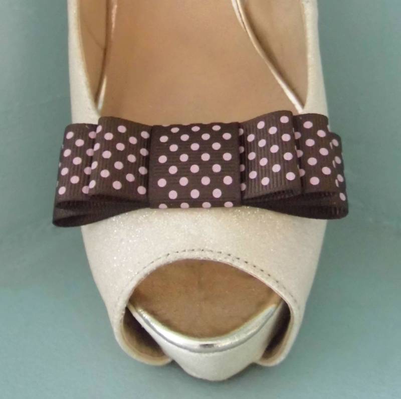 Handgefertigte Triple Bow Schuhclips Braun Mit Rosa Punkten Handgefertigte Triple Bow Schuhclips Braun Mit Rosa Punkten von TwinkleToesShoeClips