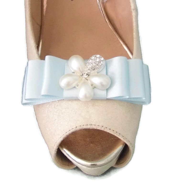 Handgemachte Baby Blaue Triple Bow Schuhclips Mit Perle & Diamante Blume Center Handgemachte Baby Blaue Triple Bow Schuhclips Mit Perle & Diamante Blume Center von TwinkleToesShoeClips