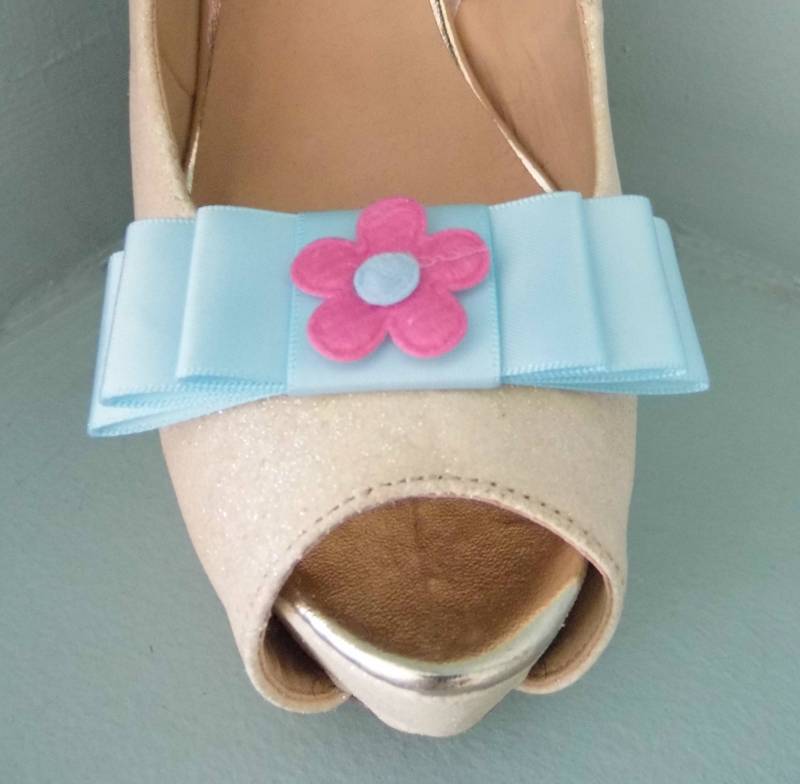 Handgemachte Blaue Schleifen Schuhclips Mit Rosa Filzblume in Der Mitte von TwinkleToesShoeClips