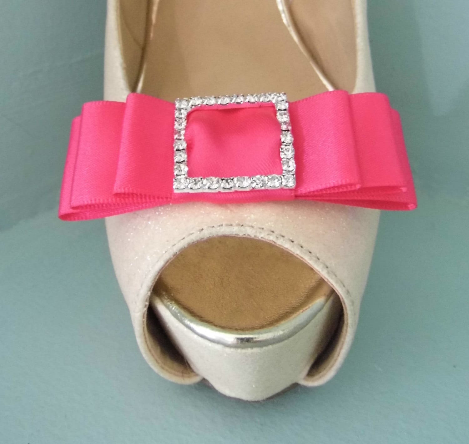 Handgemachte Cerise Pink Triple Bow Schuhclips Mit Diamante Schnalle in Der Mitte Handgemachte Cerise Pink Triple Bow Schuhclips Mit Diamante Schnalle in Der Mitte von TwinkleToesShoeClips