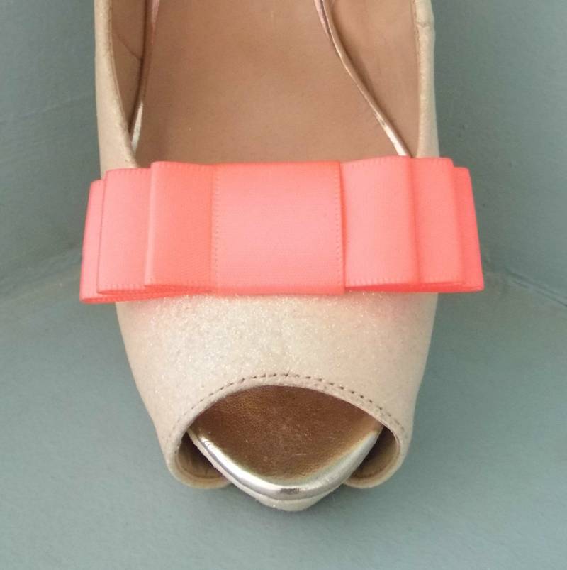 Handgemachte Coral Triple Bow Schuhclips - Andere Farben Auf Anfrage Handgemachte Coral Triple Bow Schuhclips - Andere Farben Auf Anfrage von TwinkleToesShoeClips