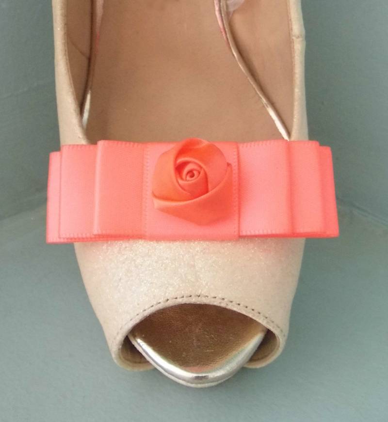 Handgemachte Coral Triple Bow Schuhclips Mit Satin Blume Mitte Handgemachte Coral Triple Bow Schuhclips Mit Satin Blume Mitte von TwinkleToesShoeClips