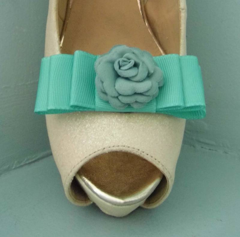 Handgemachte Dreifache Schleife in Mintgrün Mit Blumen Der Mitte Handgemachte Dreifache Schleife in Mintgrün Mit Blumen Der Mitte von TwinkleToesShoeClips