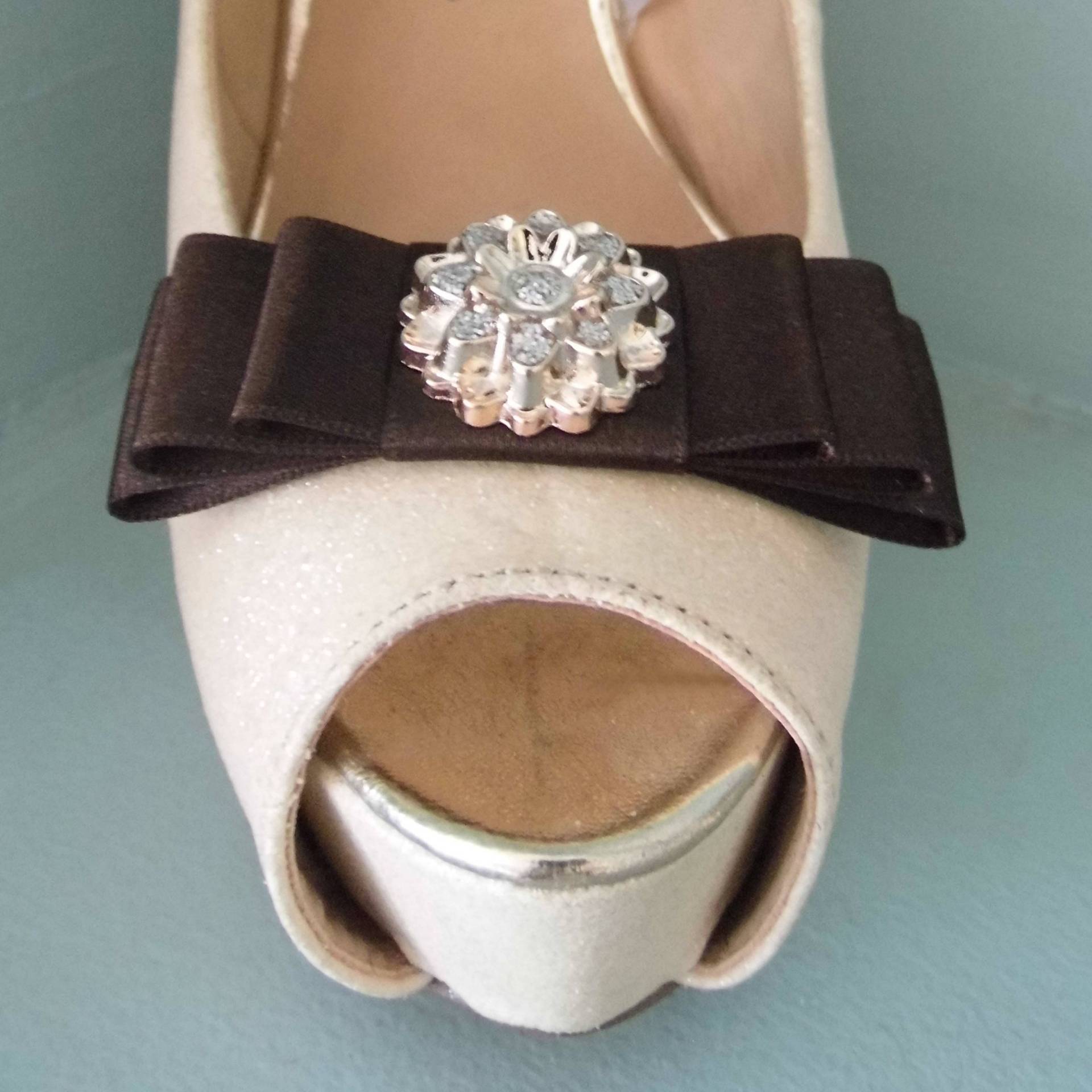 Handgemachte Dunkelbraune Triple Bow Schuhclips Mit Gold & Diamante Style Center Handgemachte Dunkelbraune Triple Bow Schuhclips Mit Gold & Diamante Style Center von TwinkleToesShoeClips