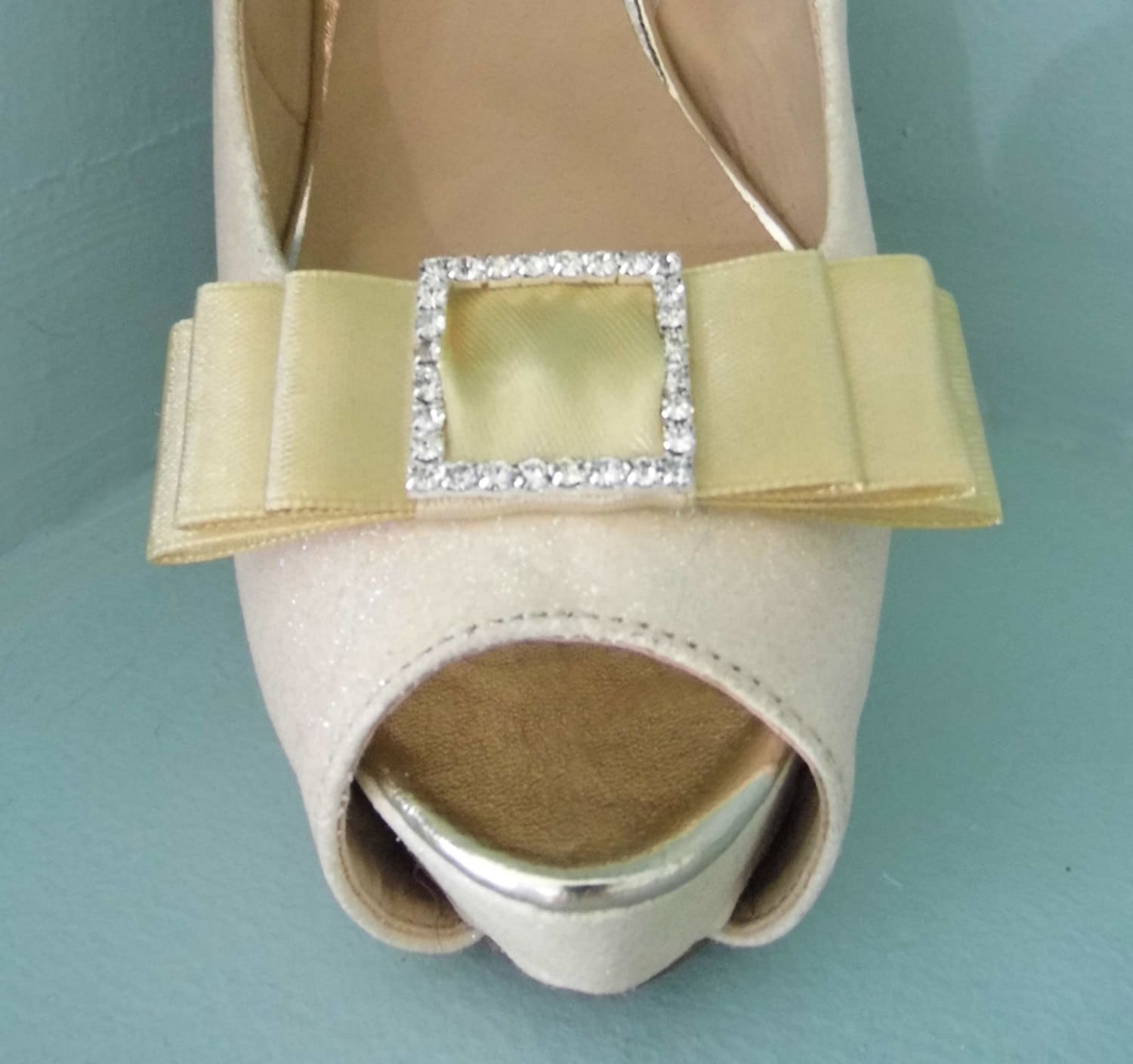 Handgemachte Gold Triple Bow Schuhclips Mit Diamante Buckle Center Handgemachte Gold Triple Bow Schuhclips Mit Diamante Buckle Center von TwinkleToesShoeClips
