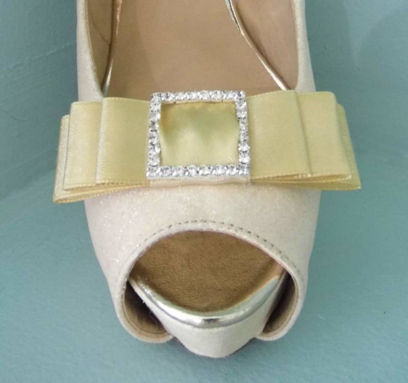 Handgemachte Gold Triple Bow Schuhclips Mit Diamante Buckle Center Handgemachte Gold Triple Bow Schuhclips Mit Diamante Buckle Center von TwinkleToesShoeClips