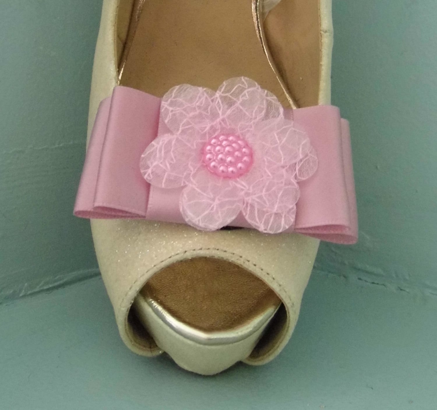 Handgemachte Große Rosa Satinschleife Schuhclips Mit Blumenmitte Handgemachte Große Rosa Satinschleife Schuhclips Mit Blumenmitte von TwinkleToesShoeClips