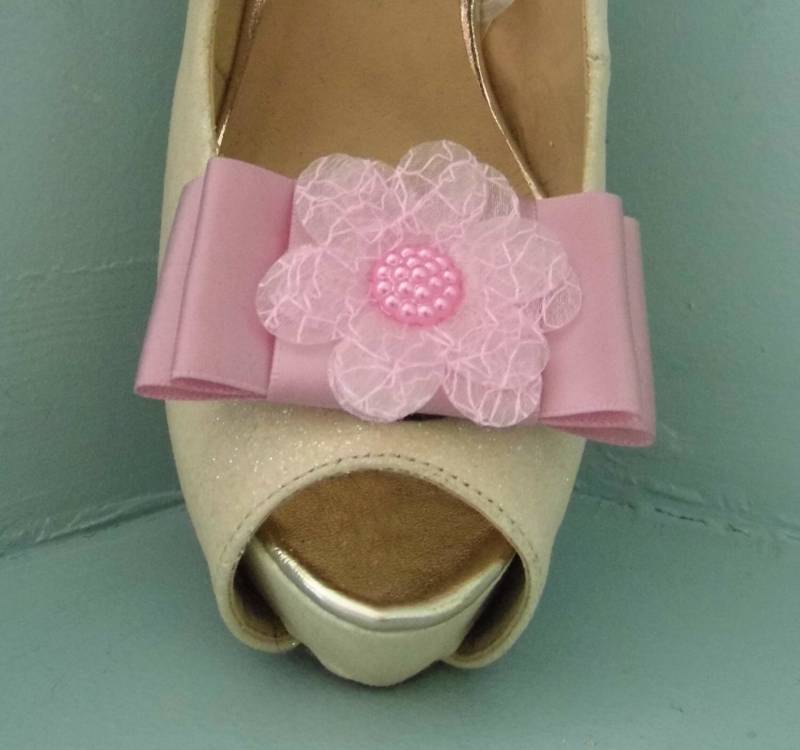 Handgemachte Große Rosa Satinschleife Schuhclips Mit Blumenmitte Handgemachte Große Rosa Satinschleife Schuhclips Mit Blumenmitte von TwinkleToesShoeClips