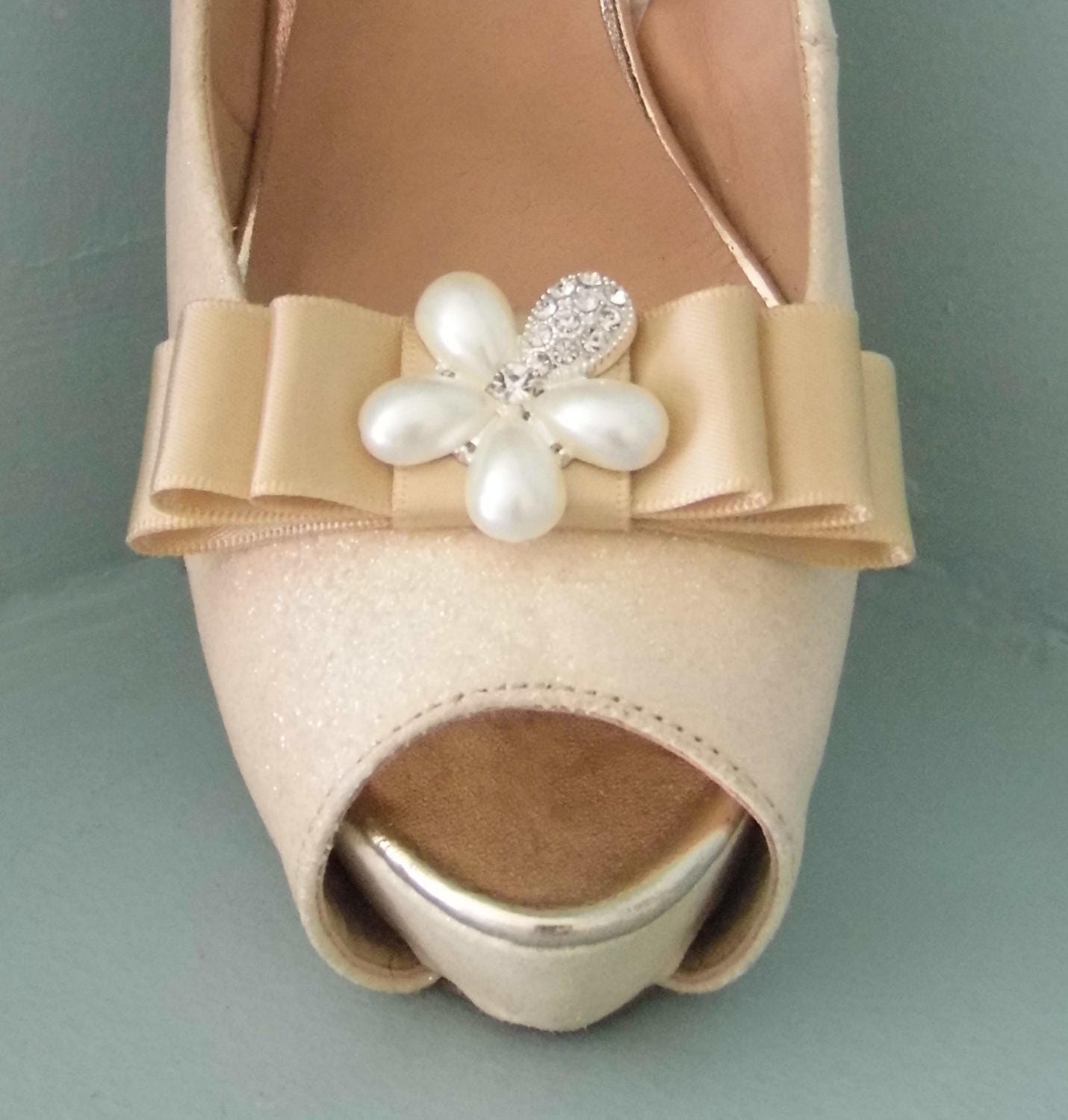 Handgemachte Karamell Triple Bow Schuhclips Mit Perle & Diamante Flower Center Handgemachte Karamell Triple Bow Schuhclips Mit Perle & Diamante Flower Center von TwinkleToesShoeClips