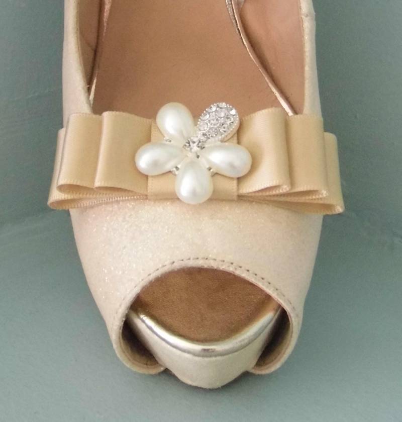 Handgemachte Karamell Triple Bow Schuhclips Mit Perle & Diamante Flower Center Handgemachte Karamell Triple Bow Schuhclips Mit Perle & Diamante Flower Center von TwinkleToesShoeClips