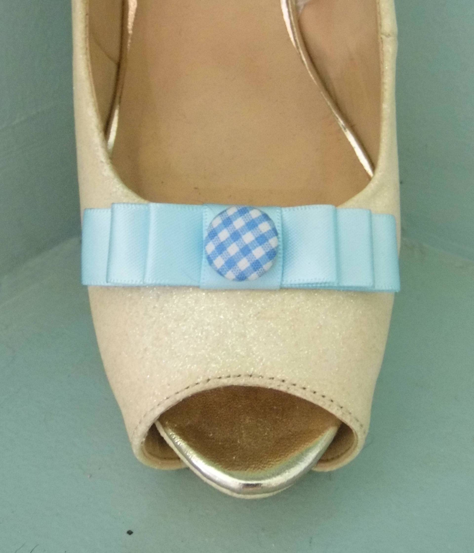 Handgemachte Kleine Baby Blaue Schleife Schuhclips Mit Gingham Stil Knopfmitte Handgemachte Kleine Baby Blaue Schleife Schuhclips Mit Gingham Stil Knopfmitte von TwinkleToesShoeClips
