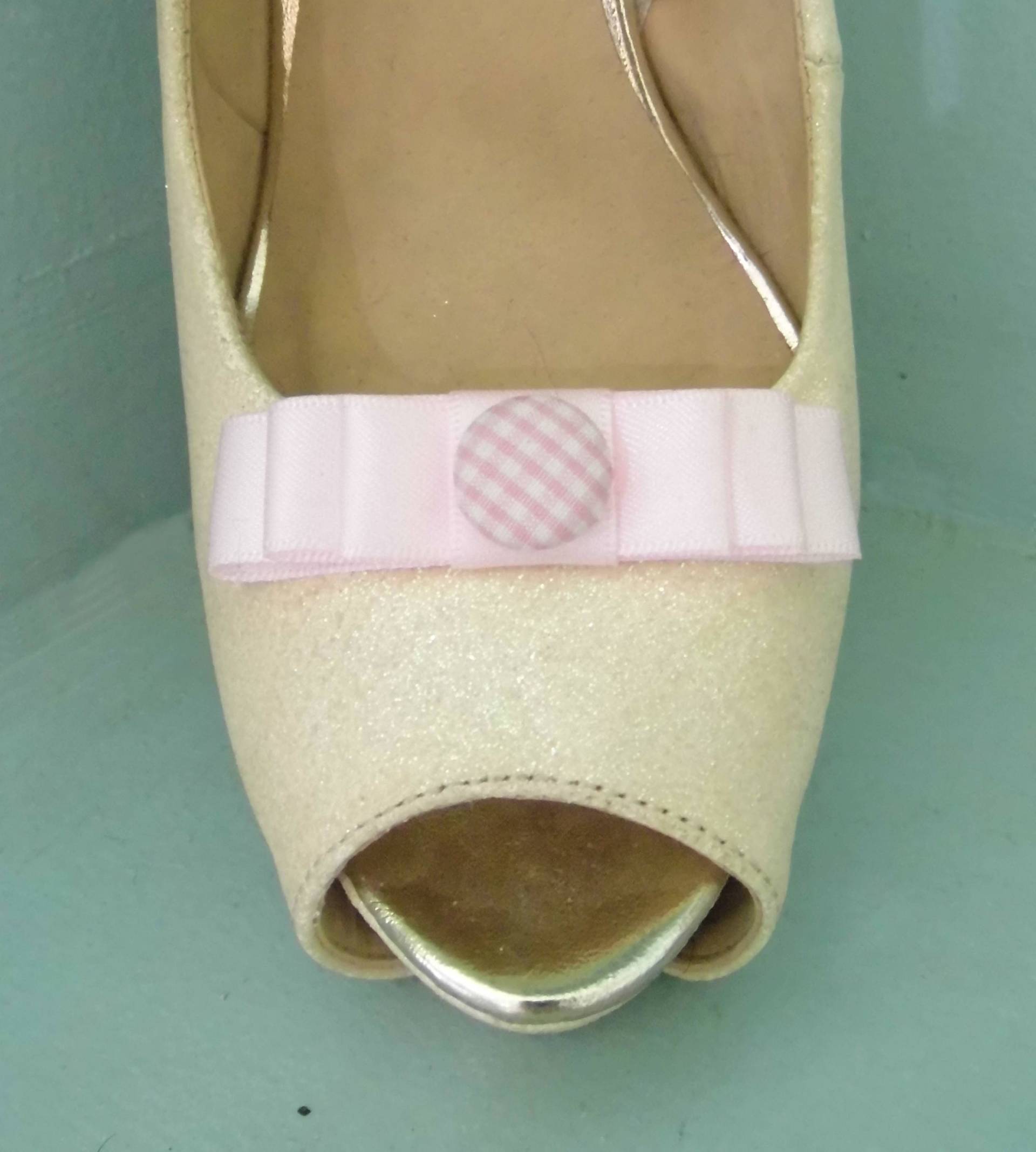 Handgemachte Kleine Baby Rosa Schleifen Schuhclips Mit Hellrosa Gingham Stil Knopfmitte Handgemachte Kleine Baby Rosa Schleifen Schuhclips Mit Hellrosa Gingham Stil Knopfmitte von TwinkleToesShoeClips