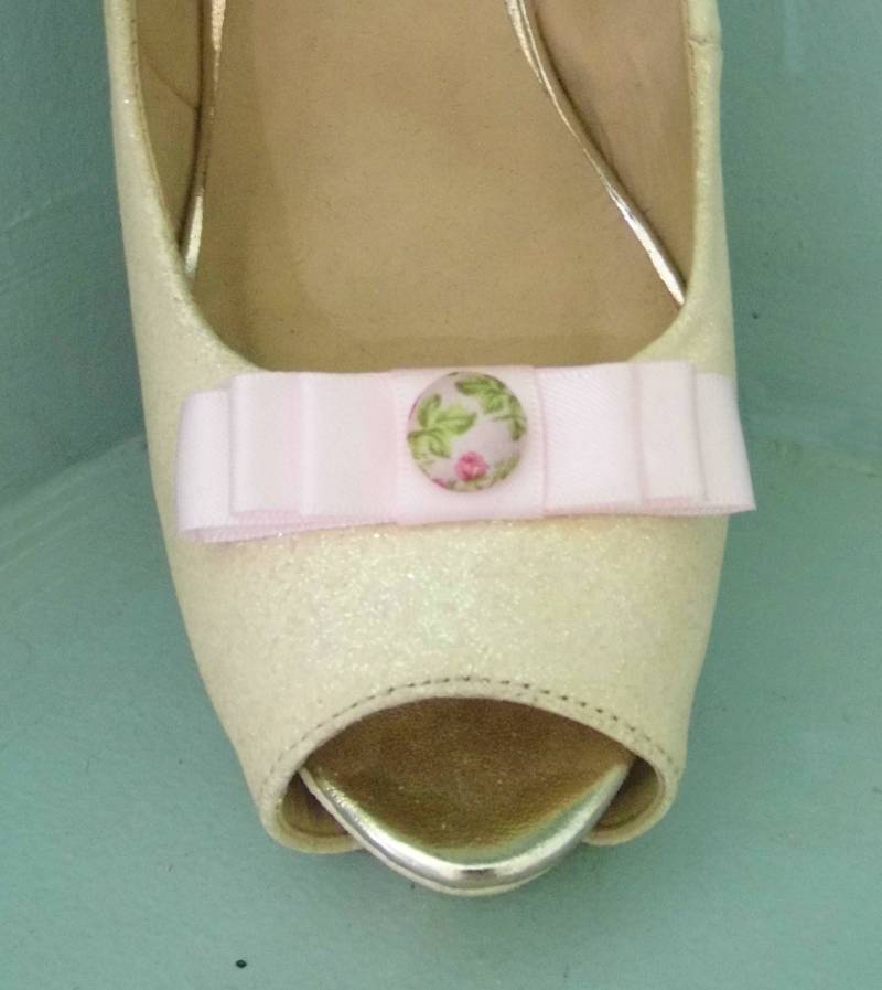 Handgemachte Kleine Baby Rosa Schleifen Schuhclips Mit Oriental Style Knopf in Der Mitte von TwinkleToesShoeClips