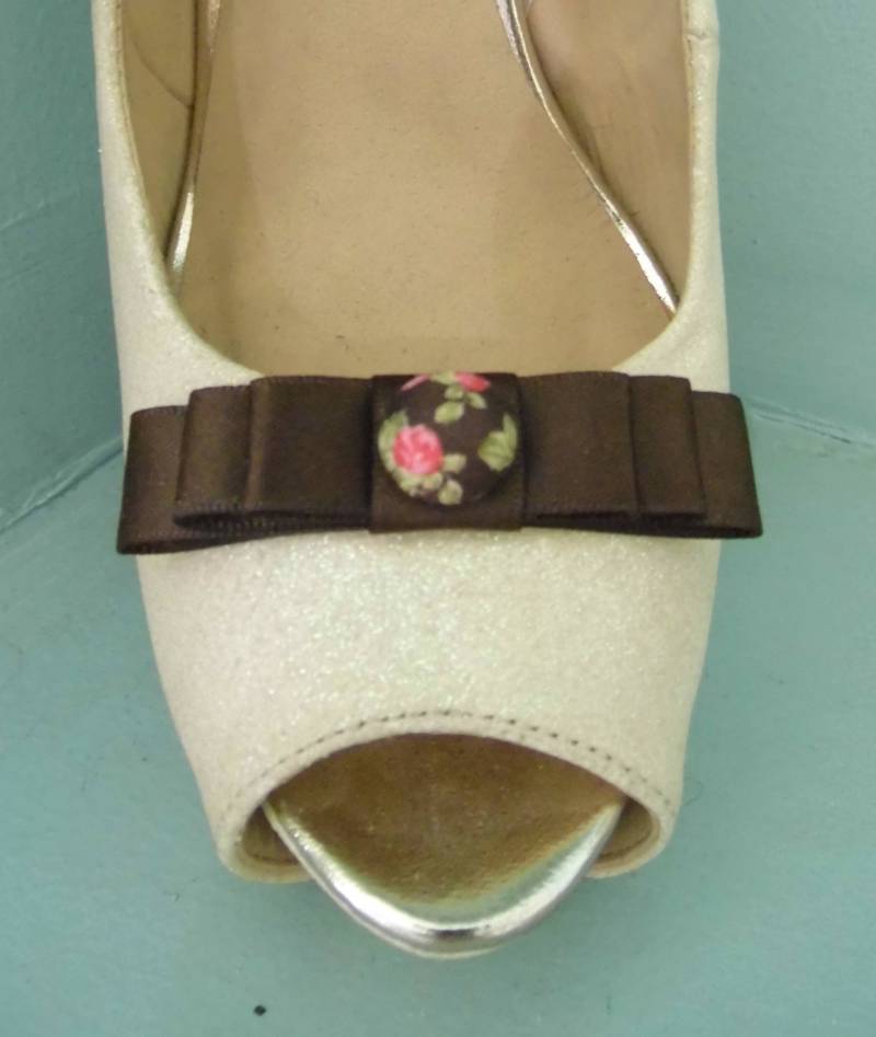 Handgemachte Kleine Braun Schleifen Schuhclips Mit Oriental Style Knopf in Der Mitte von TwinkleToesShoeClips
