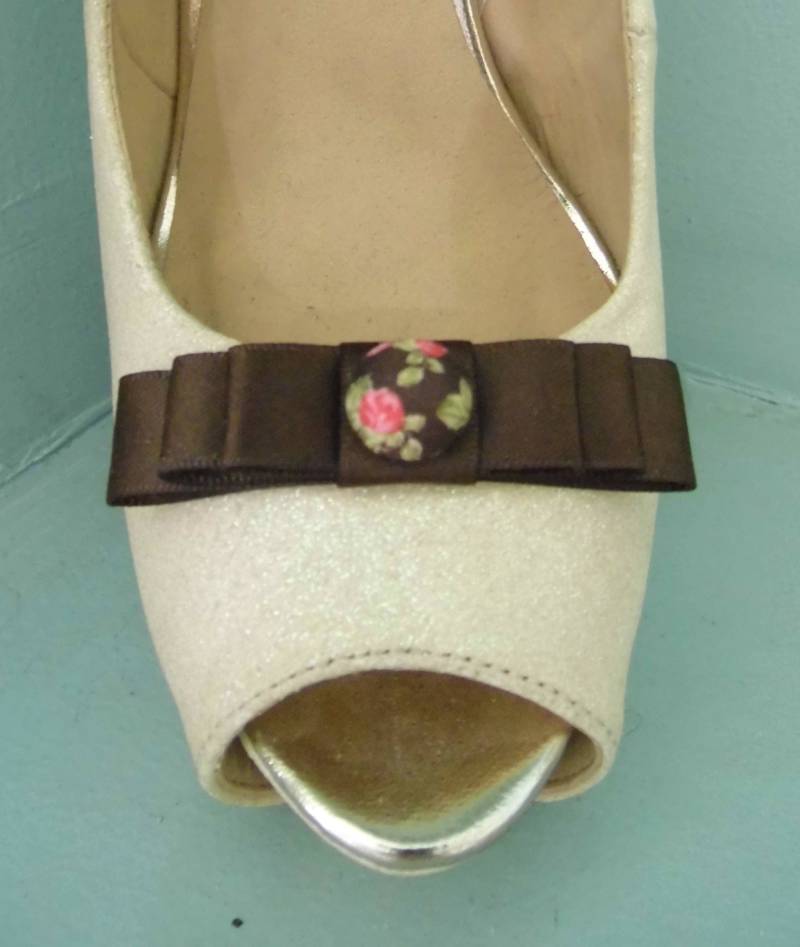 Handgemachte Kleine Braun Schleifen Schuhclips Mit Oriental Style Knopf in Der Mitte Handgemachte Kleine Braun Schleifen Schuhclips Mit Oriental Style Knopf in Der Mitte von TwinkleToesShoeClips