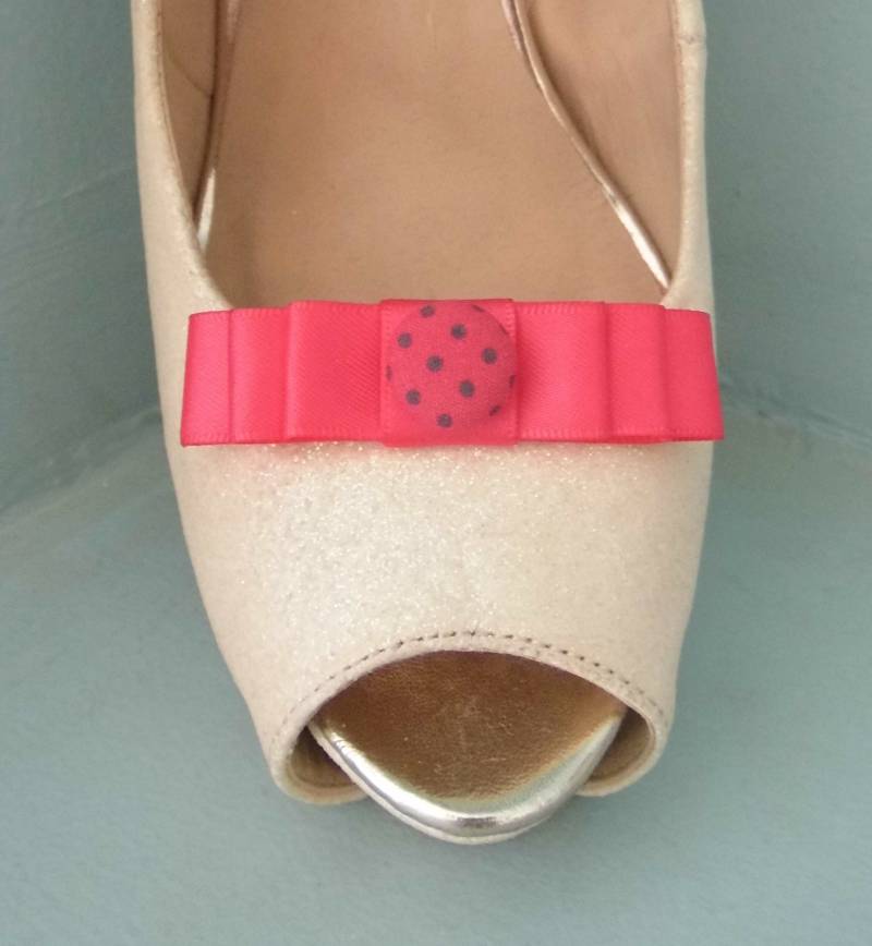 Handgemachte Kleine Cerise Pink Schleifen Schuhclips Mit Gepunkteter Knopfmitte Handgemachte Kleine Cerise Pink Schleifen Schuhclips Mit Gepunkteter Knopfmitte von TwinkleToesShoeClips