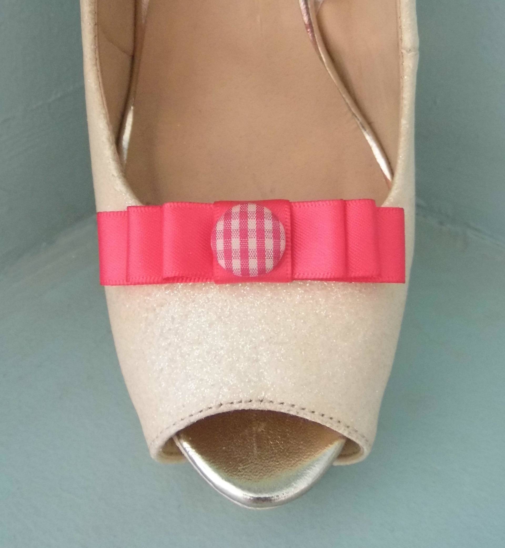 Handgemachte Kleine Cerise Pink Schleifen Schuhclips Mit Gingham Style Button Center Handgemachte Kleine Cerise Pink Schleifen Schuhclips Mit Gingham Style Button Center von TwinkleToesShoeClips