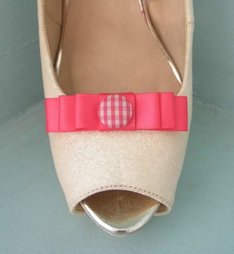 Handgemachte Kleine Cerise Pink Schleifen Schuhclips Mit Gingham Style Button Center Handgemachte Kleine Cerise Pink Schleifen Schuhclips Mit Gingham Style Button Center von TwinkleToesShoeClips
