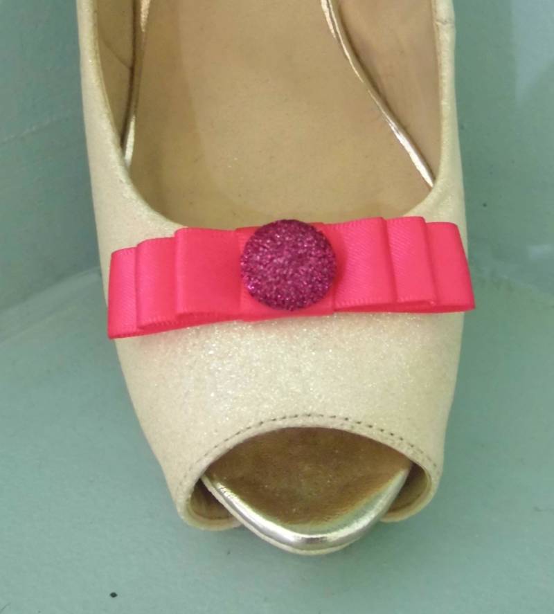 Handgemachte Kleine Cerise Pink Schleifen Schuhclips Mit Glitzerknopf in Der Mitte von TwinkleToesShoeClips
