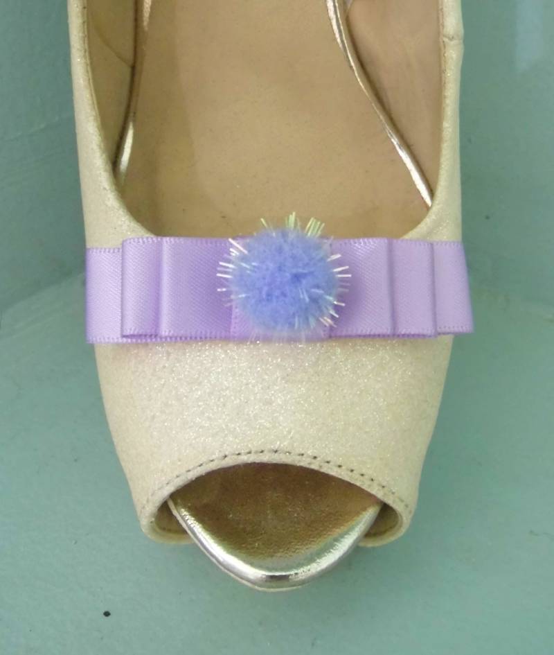 Handgemachte Kleine Fliederfarbene Schleifen Schuhclips Mit Einem Glitzer Pompom in Der Mitte Handgemachte Kleine Fliederfarbene Schleifen Schuhclips Mit Einem Glitzer Pompom in Der Mitte von TwinkleToesShoeClips
