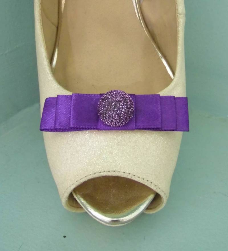 Handgemachte Kleine Lila Schleifen Schuhclips Mit Glitzernder Knopfmitte Handgemachte Kleine Lila Schleifen Schuhclips Mit Glitzernder Knopfmitte von TwinkleToesShoeClips