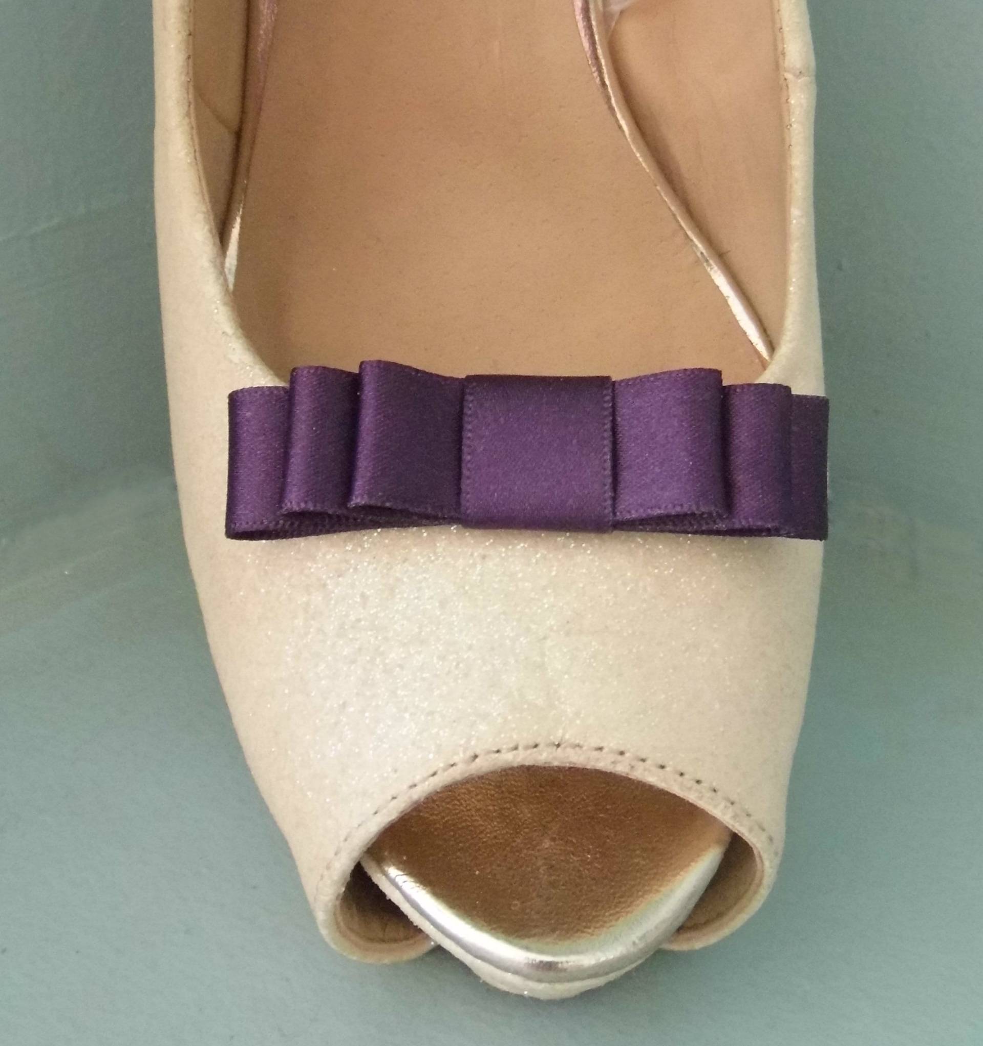 Handgemachte Kleine Pflaume Dreifach Schleife Schuhclips - Andere Farben Auf Anfrage Handgemachte Kleine Pflaume Dreifach Schleife Schuhclips - Andere Farben Auf Anfrage von TwinkleToesShoeClips