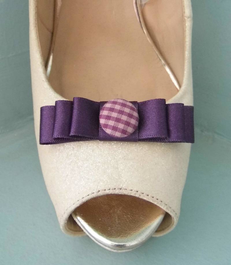 Handgemachte Kleine Pflaumen Schleifen Schuhclips Mit Gingham Style Knopf in Der Mitte Handgemachte Kleine Pflaumen Schleifen Schuhclips Mit Gingham Style Knopf in Der Mitte von TwinkleToesShoeClips