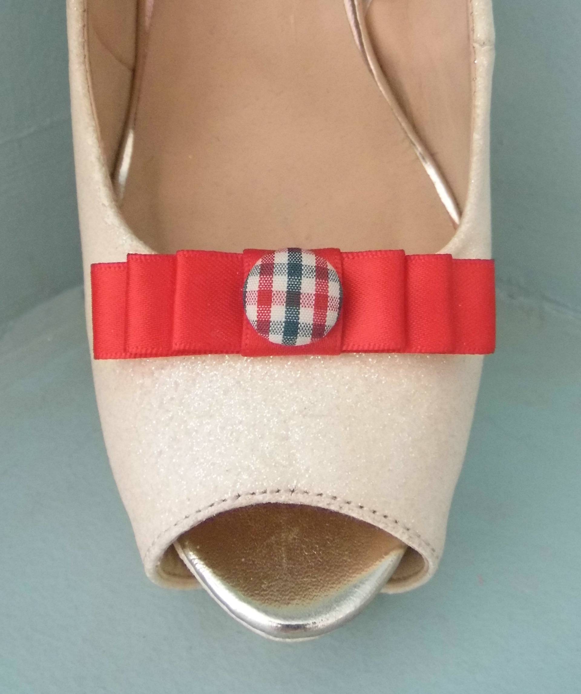Handgemachte Kleine Rote Schleifen-Schuhclips Mit Gingham-stil-Knopfmitte Handgemachte Kleine Rote Schleifen-Schuhclips Mit Gingham-stil-Knopfmitte von TwinkleToesShoeClips