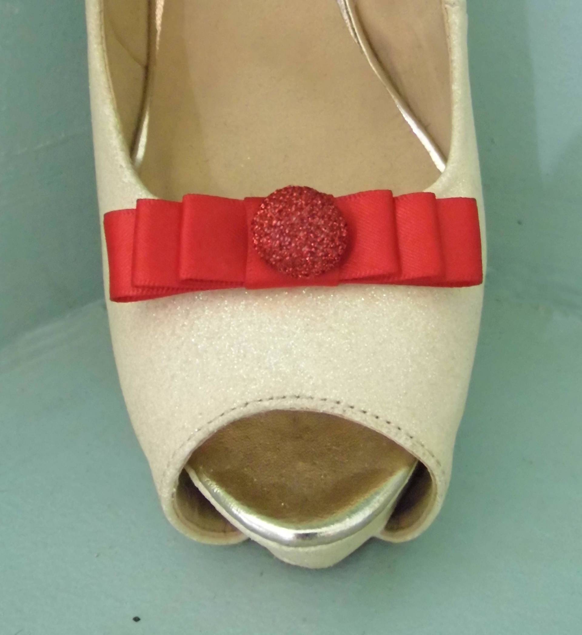 Handgemachte Kleine Rote Schleifen Schuhclips Mit Glitzernder Knopfmitte Handgemachte Kleine Rote Schleifen Schuhclips Mit Glitzernder Knopfmitte von TwinkleToesShoeClips