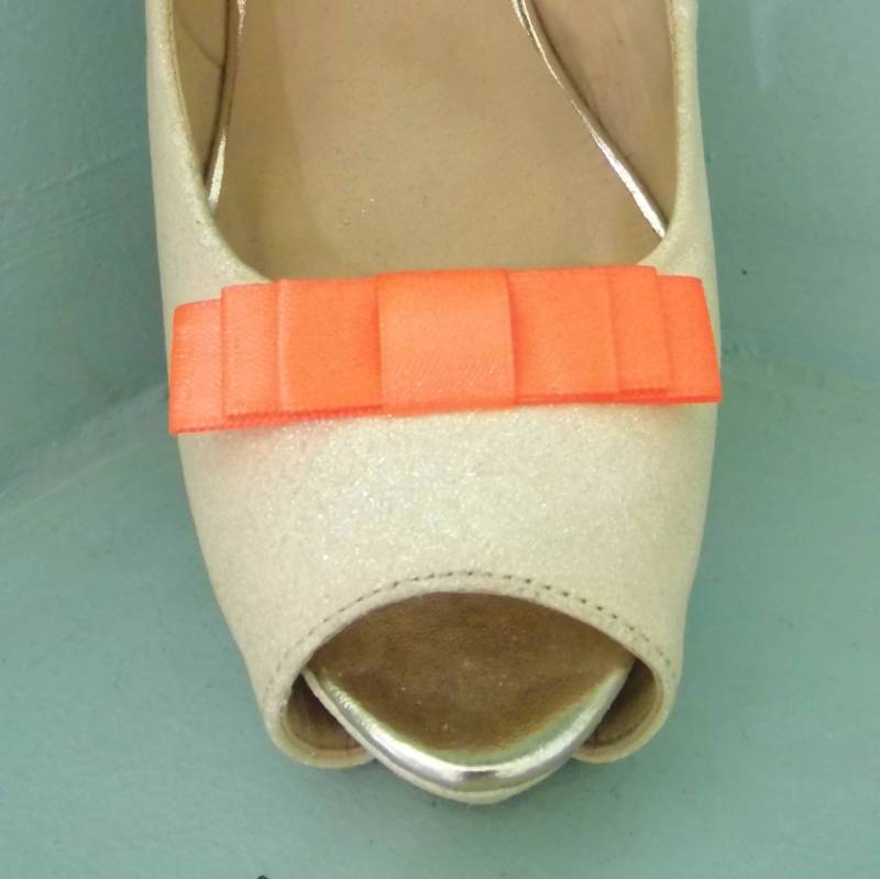 Handgemachte Kleine Schleife Mit Drei Schleifen in Neon Orange Schuhclips - Andere Farben Auf Anfrage von TwinkleToesShoeClips