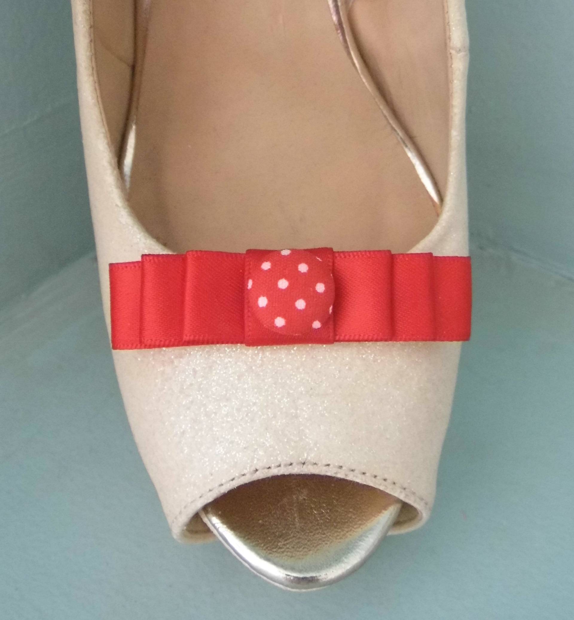Handgemachte Kleine Schleifen-Schuhclips Mit Gepunkteter Knopfmitte Handgemachte Kleine Schleifen-Schuhclips Mit Gepunkteter Knopfmitte von TwinkleToesShoeClips