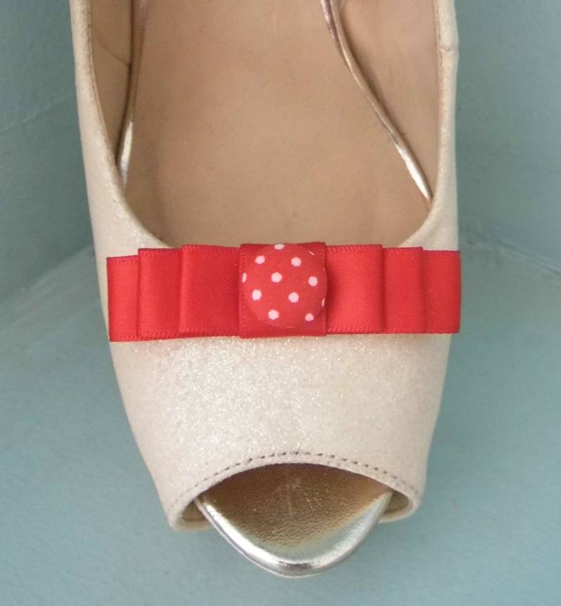 Handgemachte Kleine Schleifen-Schuhclips Mit Gepunkteter Knopfmitte Handgemachte Kleine Schleifen-Schuhclips Mit Gepunkteter Knopfmitte von TwinkleToesShoeClips