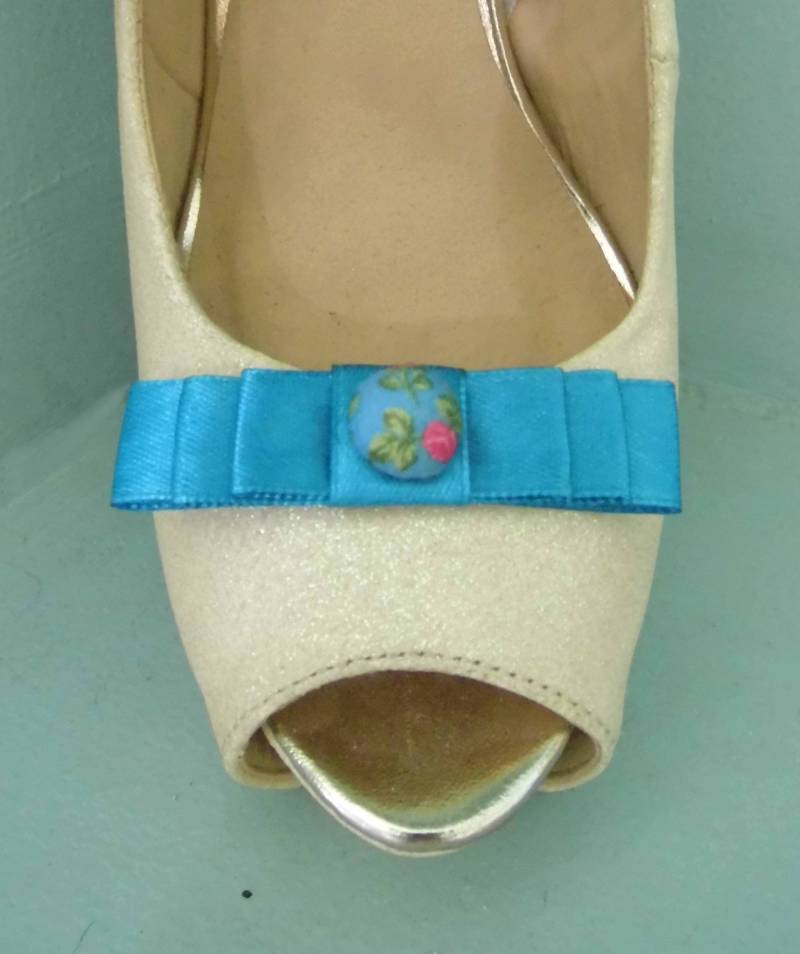 Handgemachte Kleine Türkis Schleifen Schuhclips Mit Oriental Style Knopf in Der Mitte von TwinkleToesShoeClips