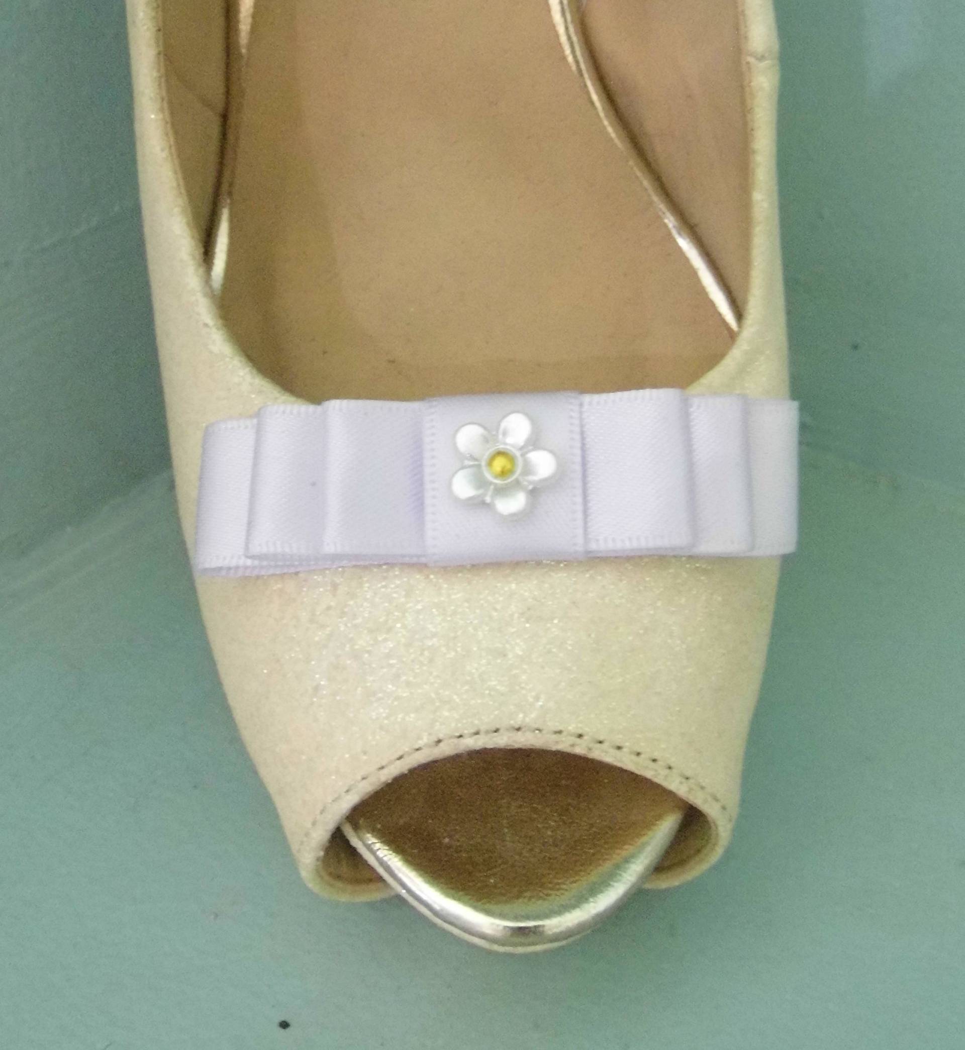 Handgemachte Kleine Weiße Schleifen Schuhclips Mit Einer Kleinen Blume in Der Mitte Handgemachte Kleine Weiße Schleifen Schuhclips Mit Einer Kleinen Blume in Der Mitte von TwinkleToesShoeClips