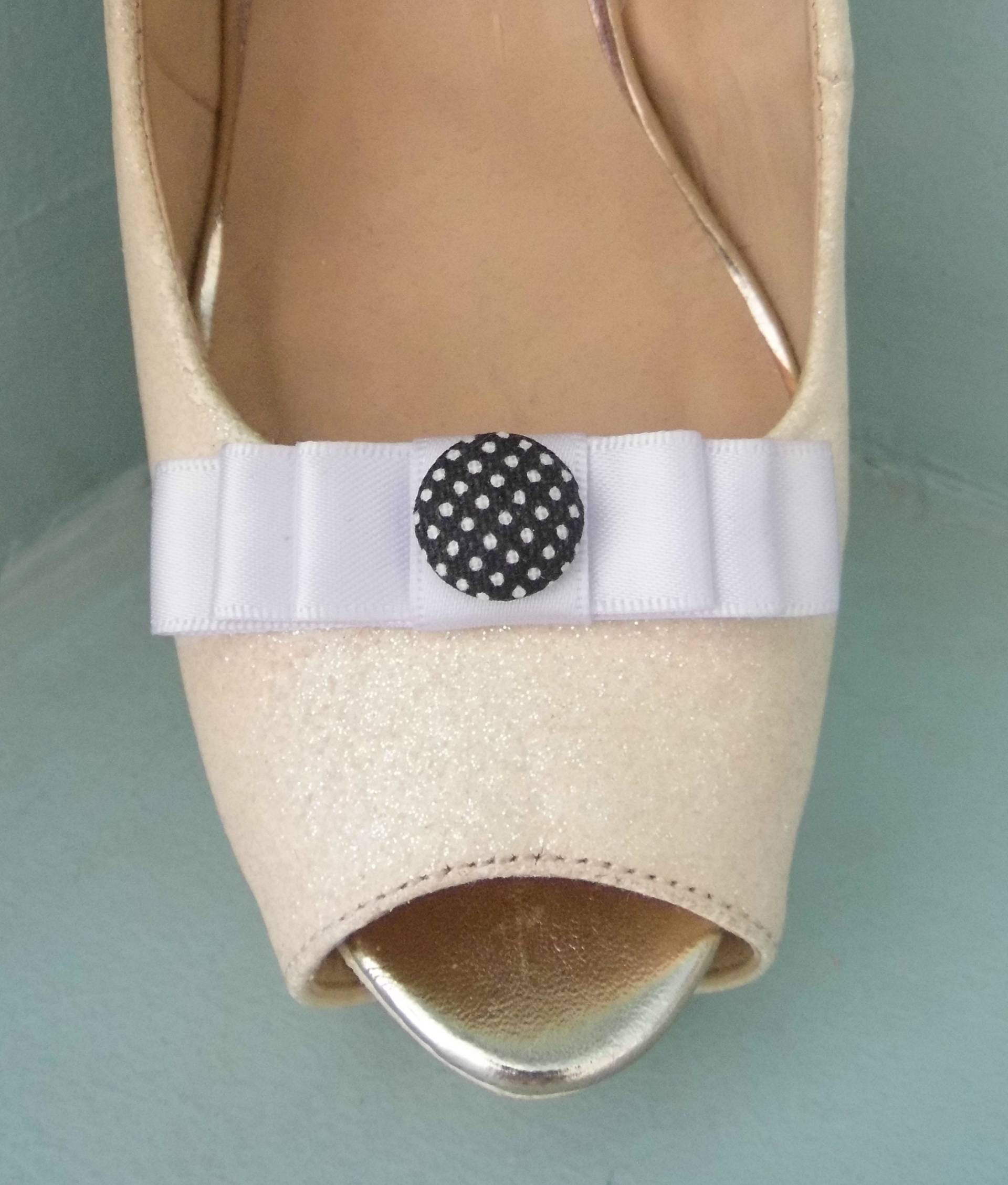 Handgemachte Kleine Weiße Schleifen Schuhclips Mit Schwarzweißer Knopfmitte Handgemachte Kleine Weiße Schleifen Schuhclips Mit Schwarzweißer Knopfmitte von TwinkleToesShoeClips