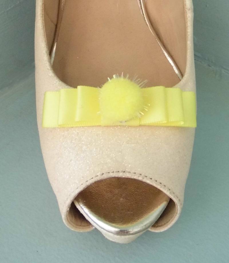 Handgemachte Kleine Zitronen Schleifen Schuhclips Mit Glitzer Pompom in Der Mitte Handgemachte Kleine Zitronen Schleifen Schuhclips Mit Glitzer Pompom in Der Mitte von TwinkleToesShoeClips