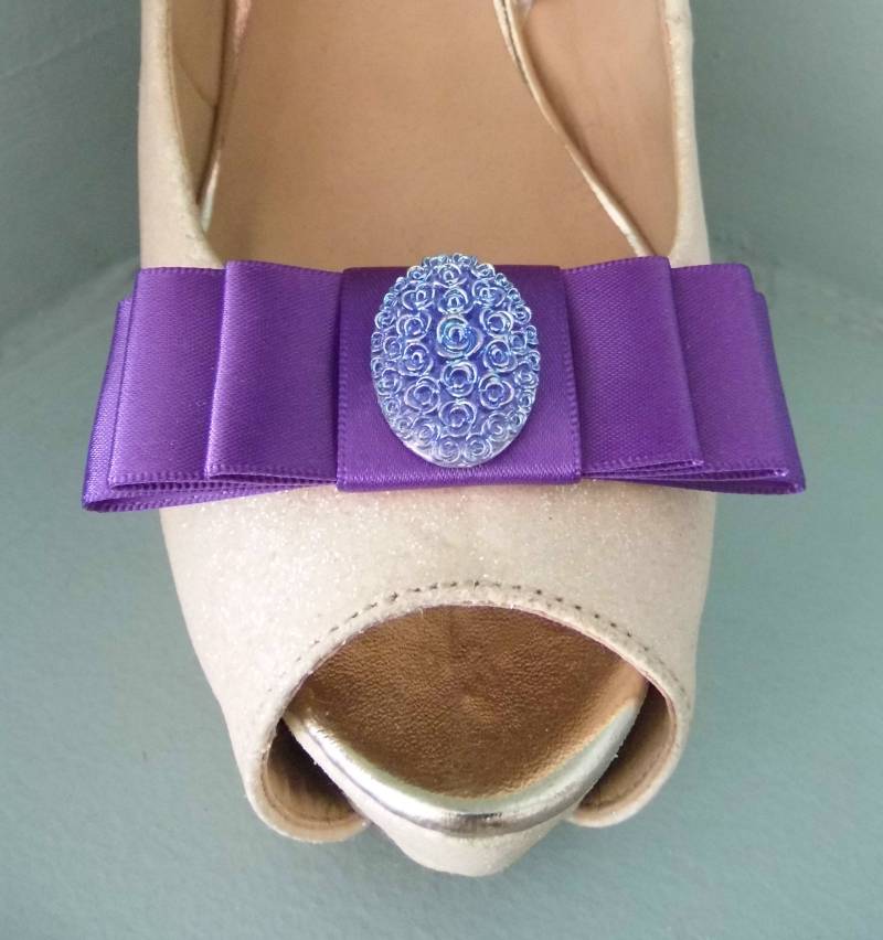 Handgemachte Lila Schleifen Schuhclips Mit Zweifarbiger Ovaler Knopfmitte von TwinkleToesShoeClips