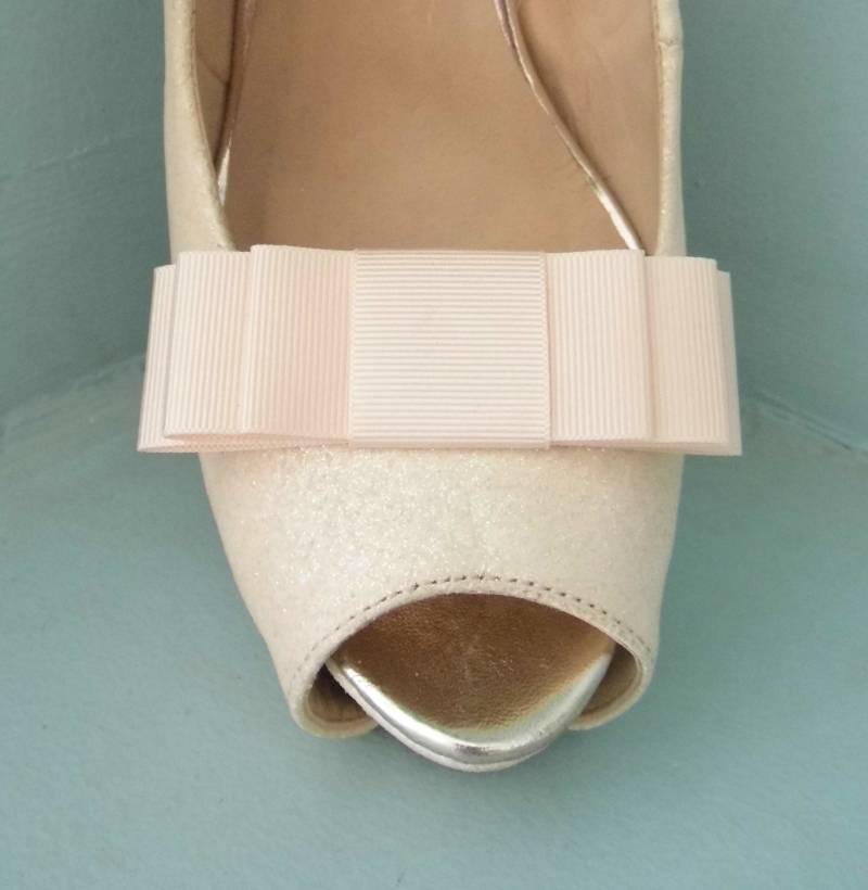 Handgemachte Pale Peach Ripsband Triple Bow Schuhclips - Andere Farben Auf Anfrage von TwinkleToesShoeClips