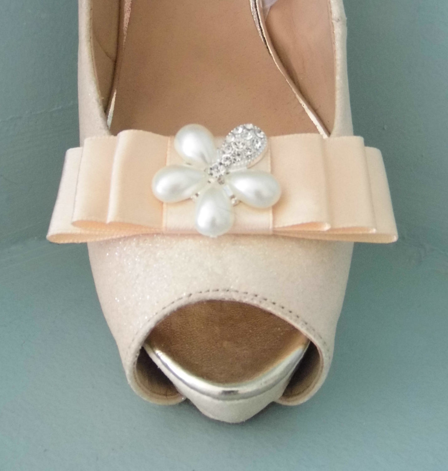 Handgemachte Peach Triple Bow Schuhclips Mit Perle & Diamante Flower Center Handgemachte Peach Triple Bow Schuhclips Mit Perle & Diamante Flower Center von TwinkleToesShoeClips