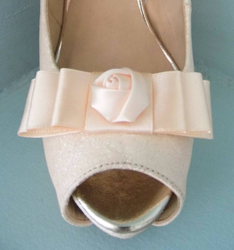 Handgemachte Peach Triple Bow Schuhclips Mit Satin Blume in Der Mitte von TwinkleToesShoeClips