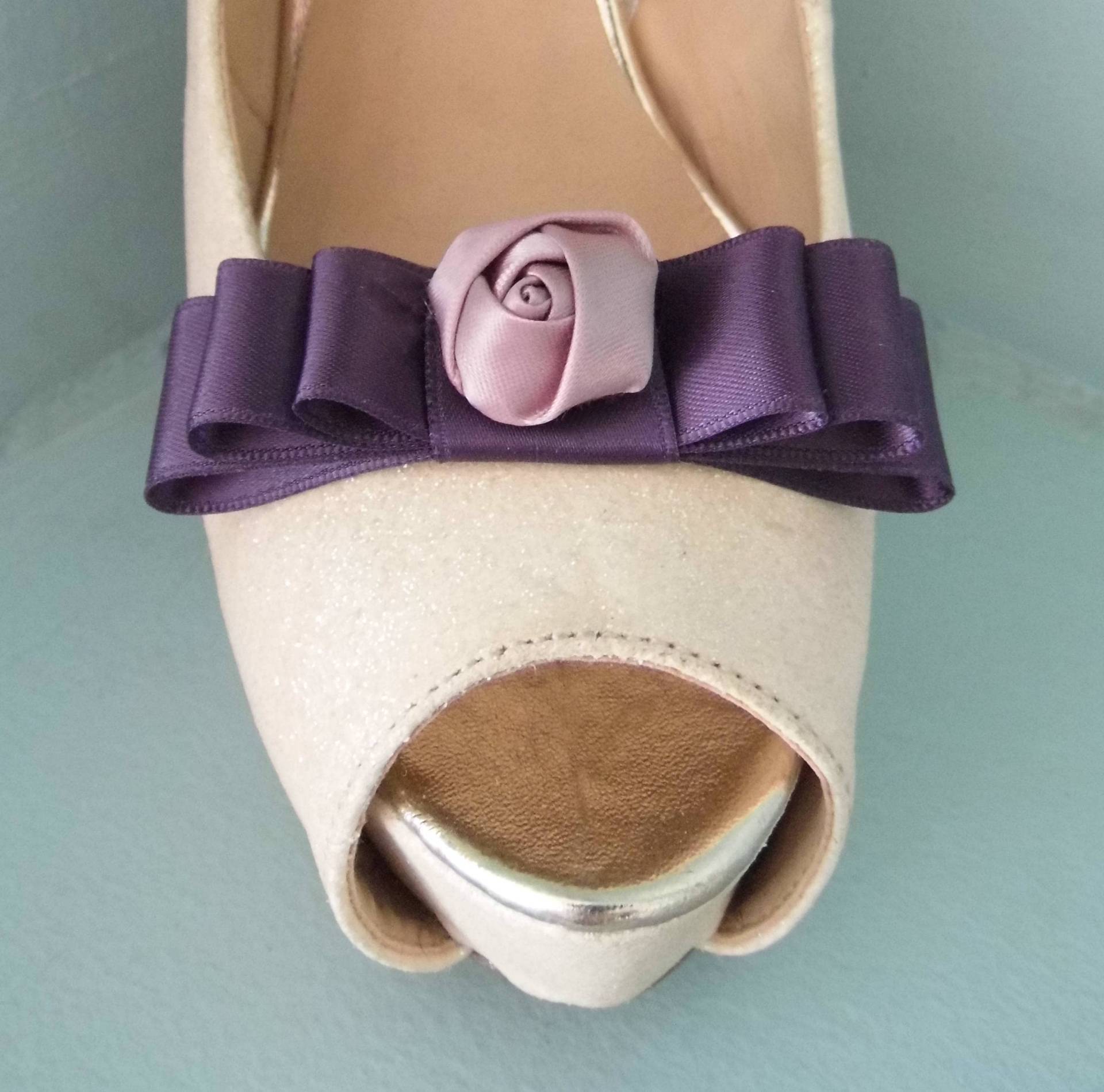 Handgemachte Pflaume Dreifach Schleife Schuhclips Mit Rosa Satin Blume in Der Mitte Handgemachte Pflaume Dreifach Schleife Schuhclips Mit Rosa Satin Blume in Der Mitte von TwinkleToesShoeClips