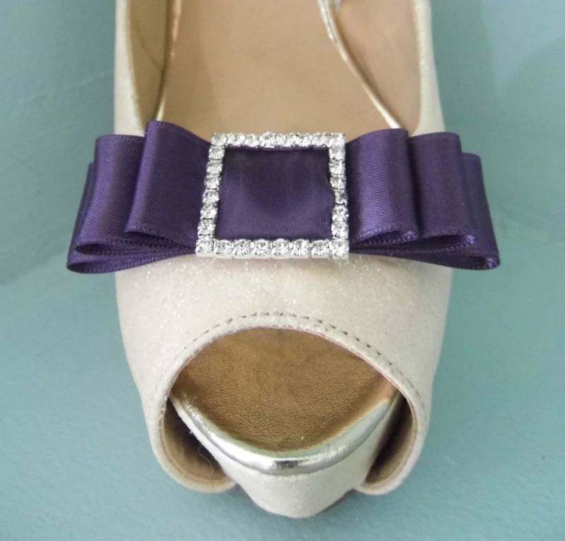 Handgemachte Pflaume Triple Bow Schuhclips Mit Diamante Schnalle in Der Mitte Handgemachte Pflaume Triple Bow Schuhclips Mit Diamante Schnalle in Der Mitte von TwinkleToesShoeClips