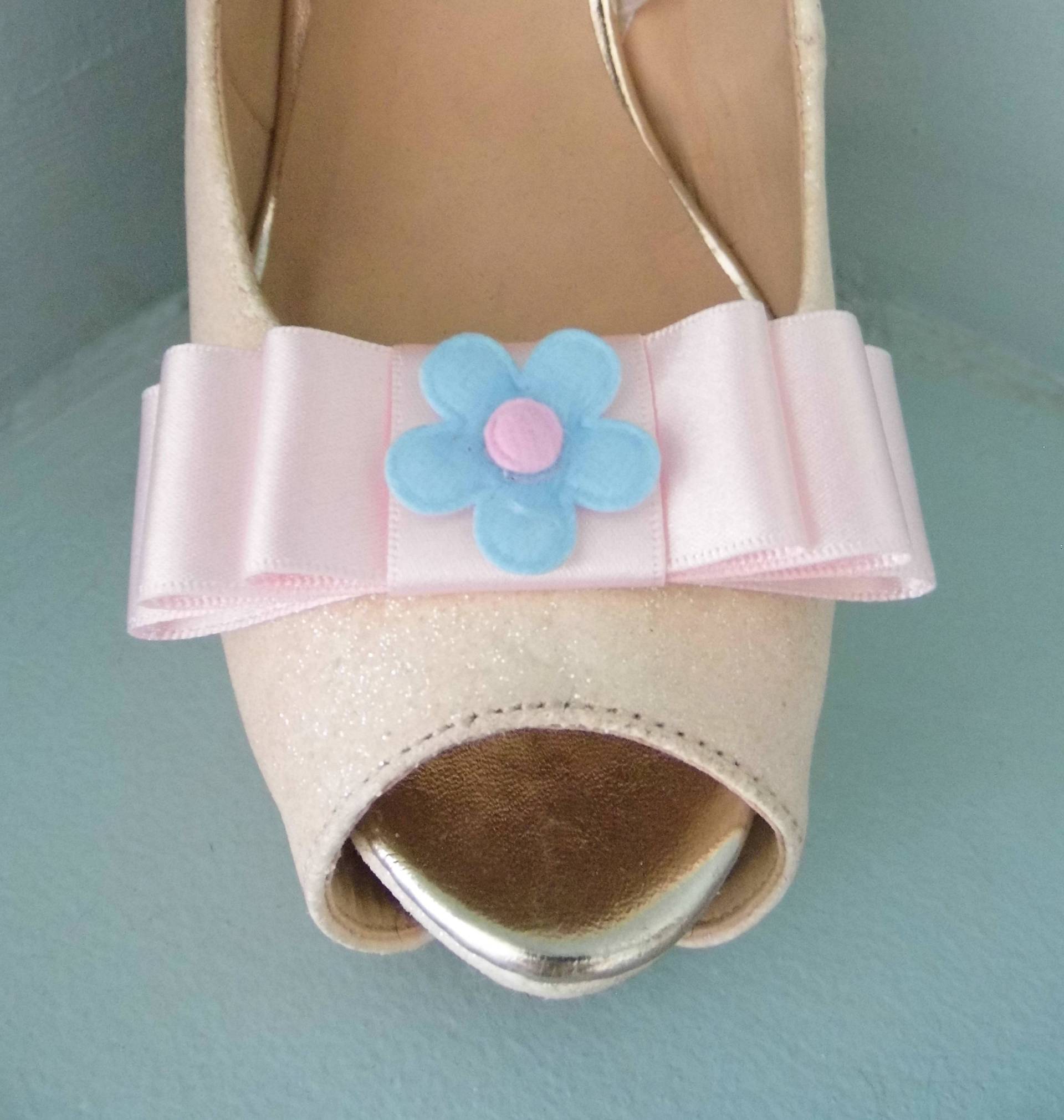 Handgemachte Rosa Schleifen Schuhclips Mit Blauer Filz Blume Mitte Handgemachte Rosa Schleifen Schuhclips Mit Blauer Filz Blume Mitte von TwinkleToesShoeClips