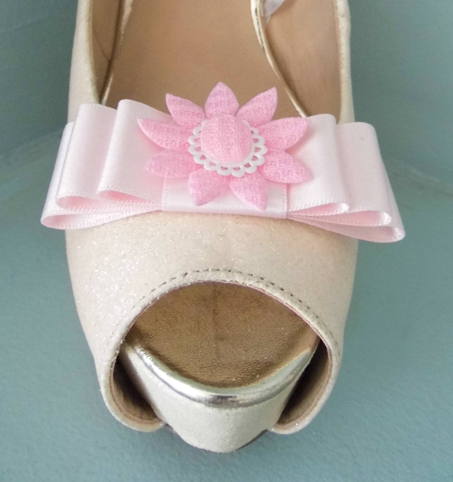 Handgemachte Rosa Schleifen Schuhclips Mit Crochet Style Blume Mitte Handgemachte Rosa Schleifen Schuhclips Mit Crochet Style Blume Mitte von TwinkleToesShoeClips