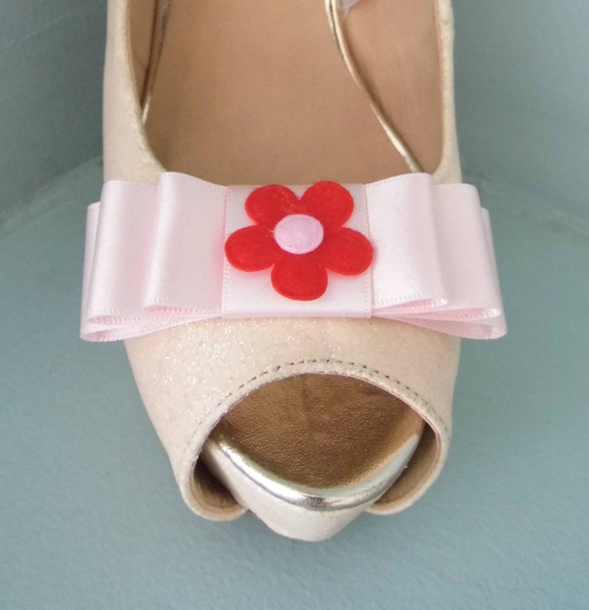 Handgemachte Rosa Schleifen Schuhclips Mit Roter Filzblume Mitte von TwinkleToesShoeClips