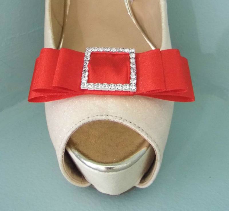 Handgemachte Rote Dreifach Schleife Schuhclips Mit Diamante Schnalle Mitte Handgemachte Rote Dreifach Schleife Schuhclips Mit Diamante Schnalle Mitte von TwinkleToesShoeClips