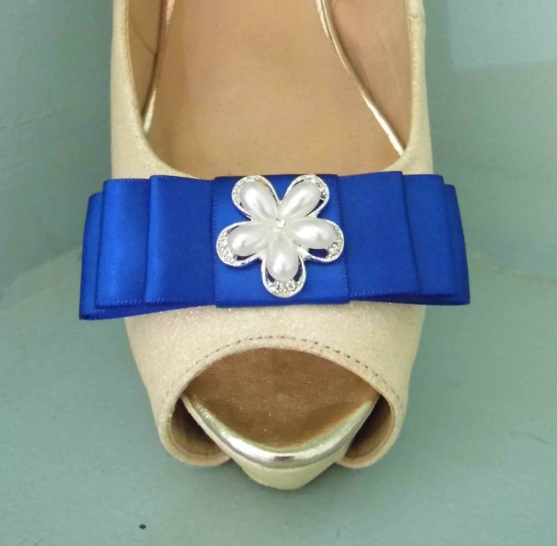 Handgemachte Royal Blue Triple Bow Schuhclips Mit Diamante & Pearl Flower Center Handgemachte Royal Blue Triple Bow Schuhclips Mit Diamante & Pearl Flower Center von TwinkleToesShoeClips